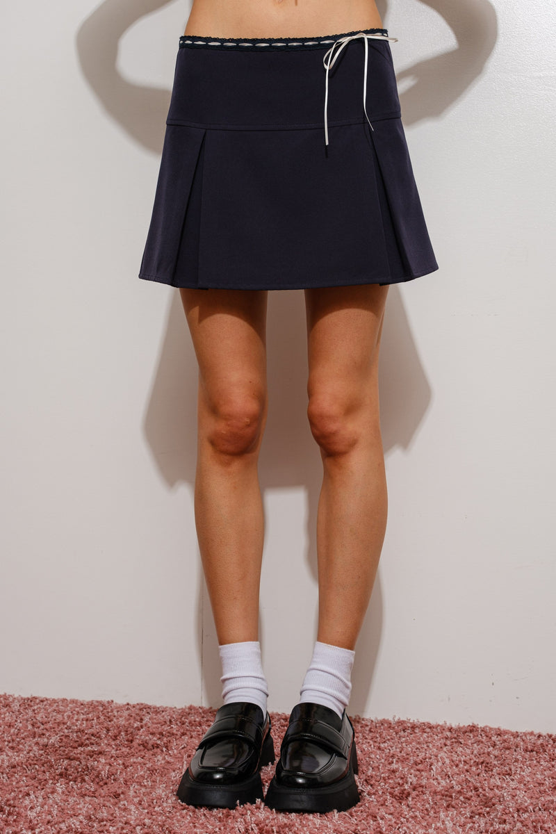 LACE TRIM PLEATED MINI SKIRT - NAVY