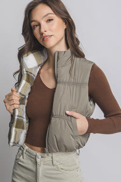 CROPPED REVERSIBLE PUFFER VEST - OLIVE STONE