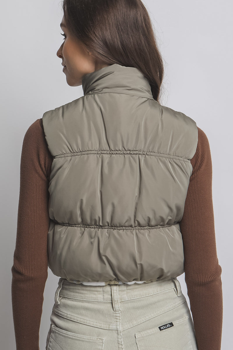 CROPPED REVERSIBLE PUFFER VEST - OLIVE STONE