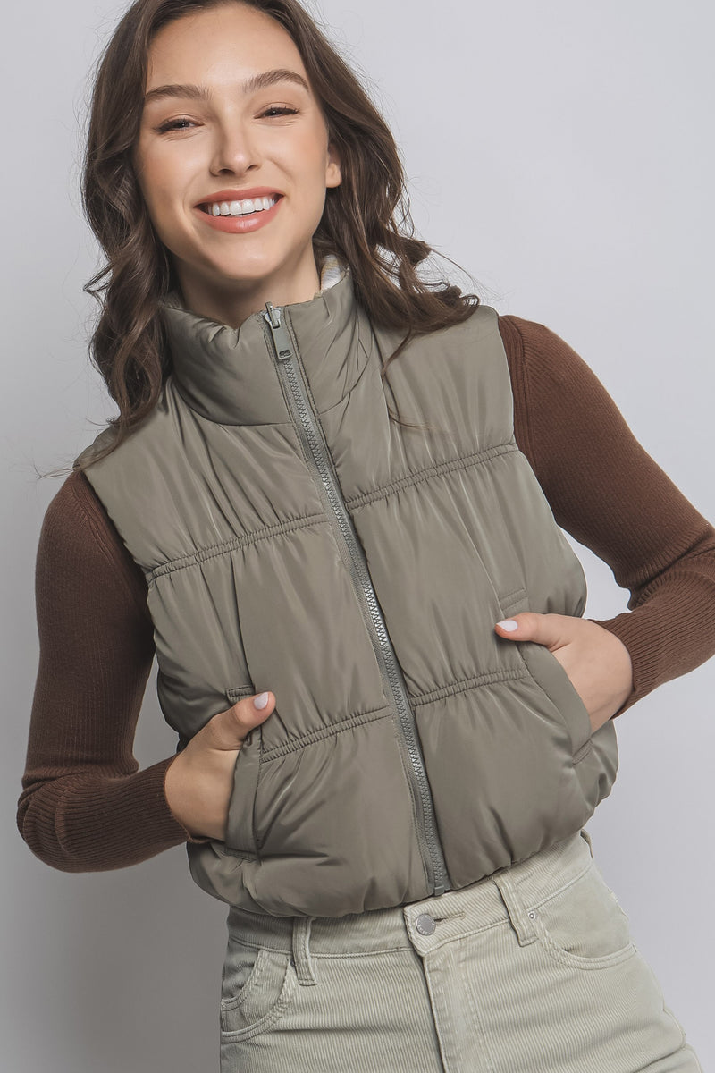 CROPPED REVERSIBLE PUFFER VEST - OLIVE STONE