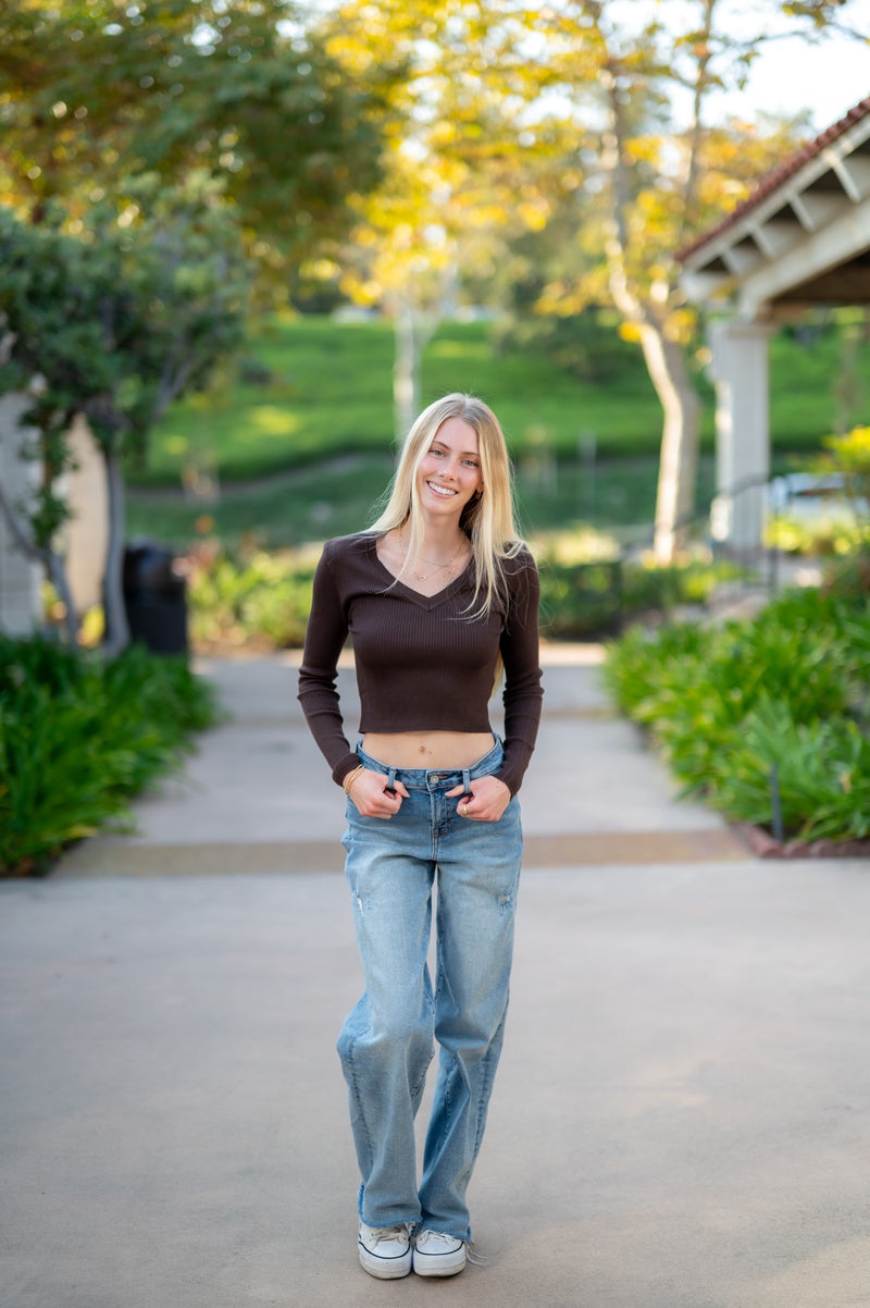 V-NECK FITTED SWEATER - DARK BROWN