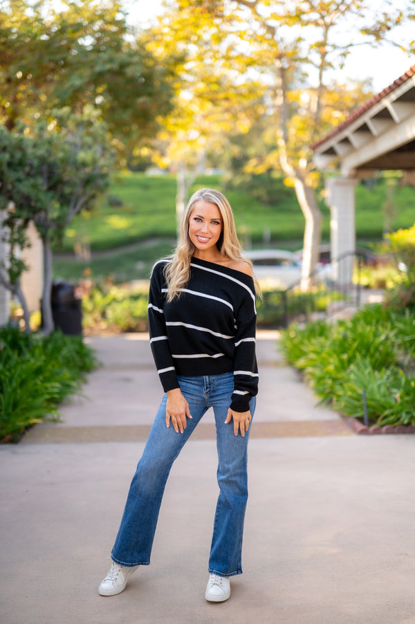 CREW NECK STRIPED SWEATER - BLACK