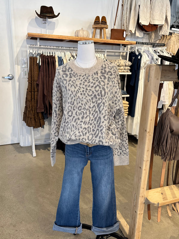 CREW NECK LEOPARD PRINT SWEATER - CREAMY GREY