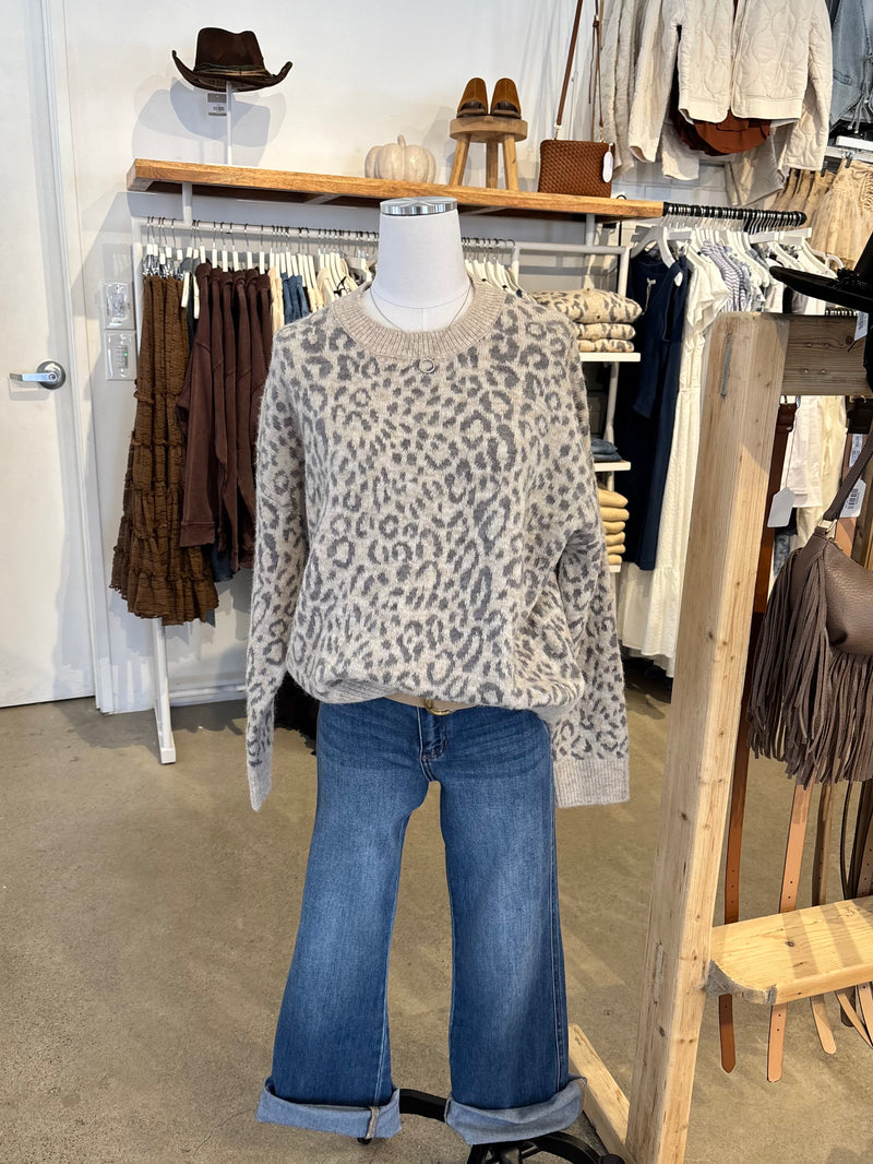 CREW NECK LEOPARD PRINT SWEATER - CREAMY GREY