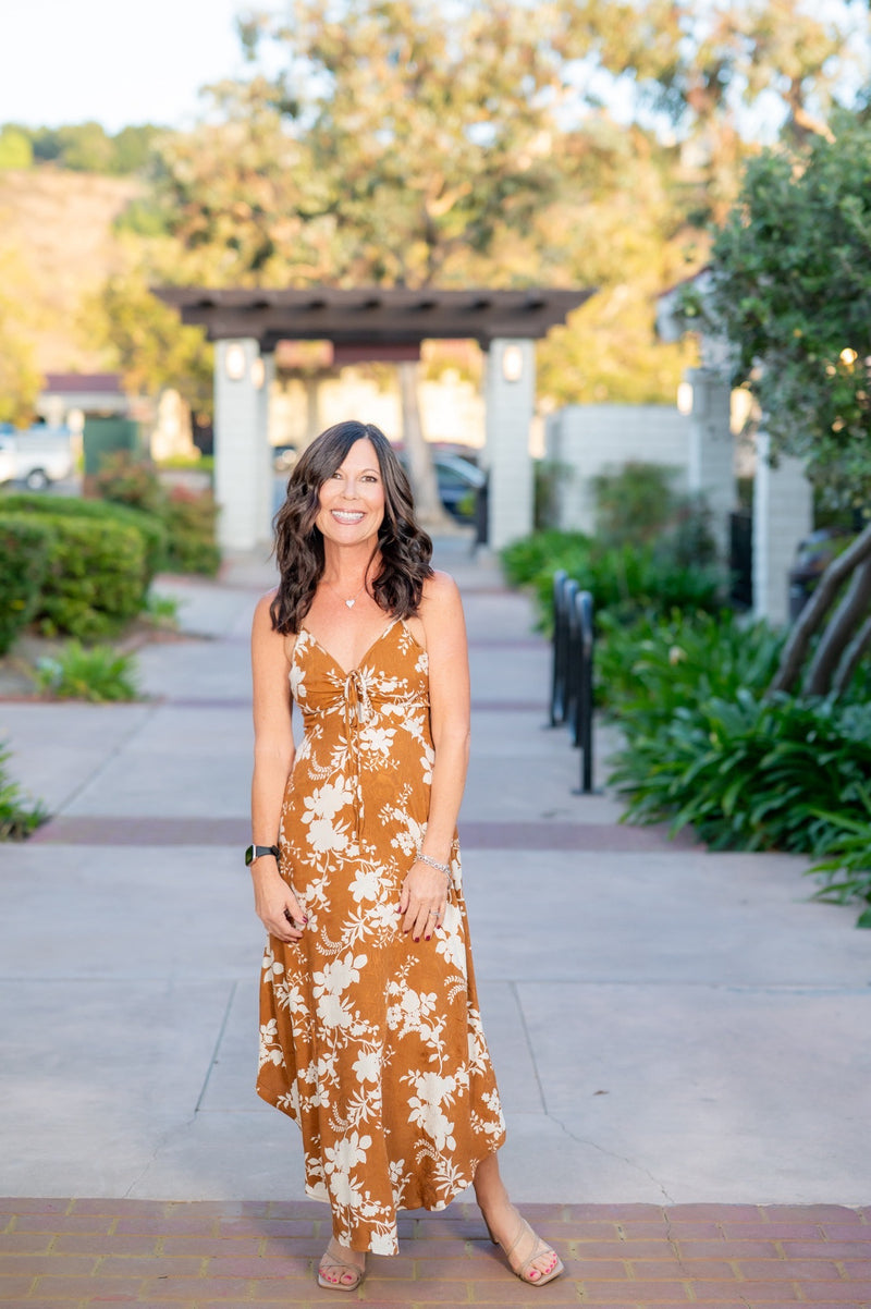 FLORAL PRINT RUCHED SLIP DRESS - CARAMEL