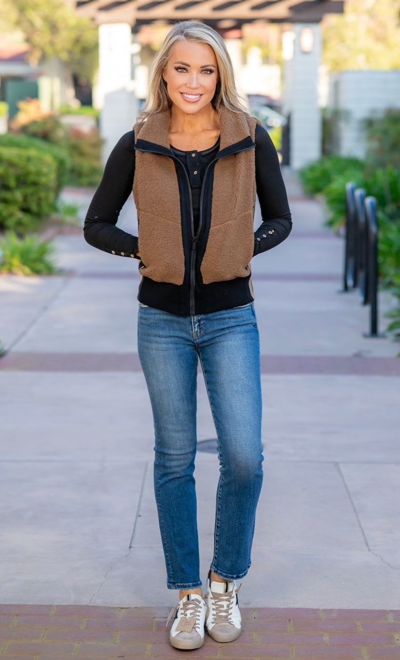 ELAN SHERPA VEST - DARK TAN