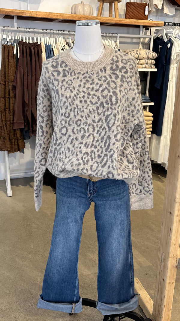CREW NECK LEOPARD PRINT SWEATER - CREAMY GREY