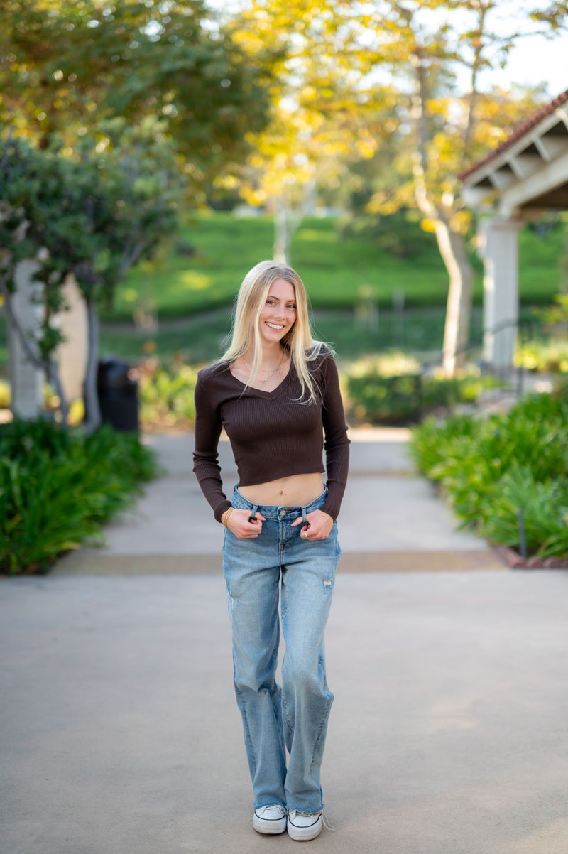 V-NECK FITTED SWEATER - DARK BROWN