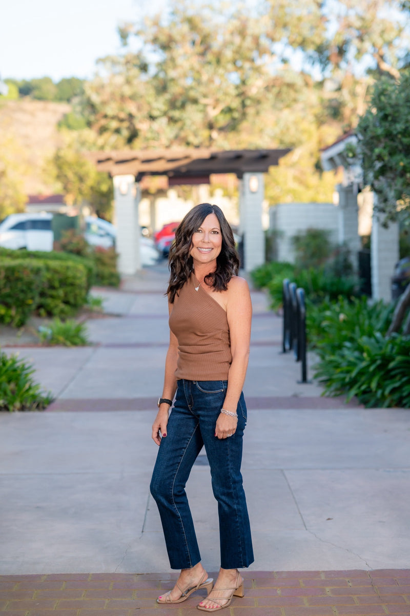 STRETCHY ONE SHOULDER  RIBBED TOP - BROWN