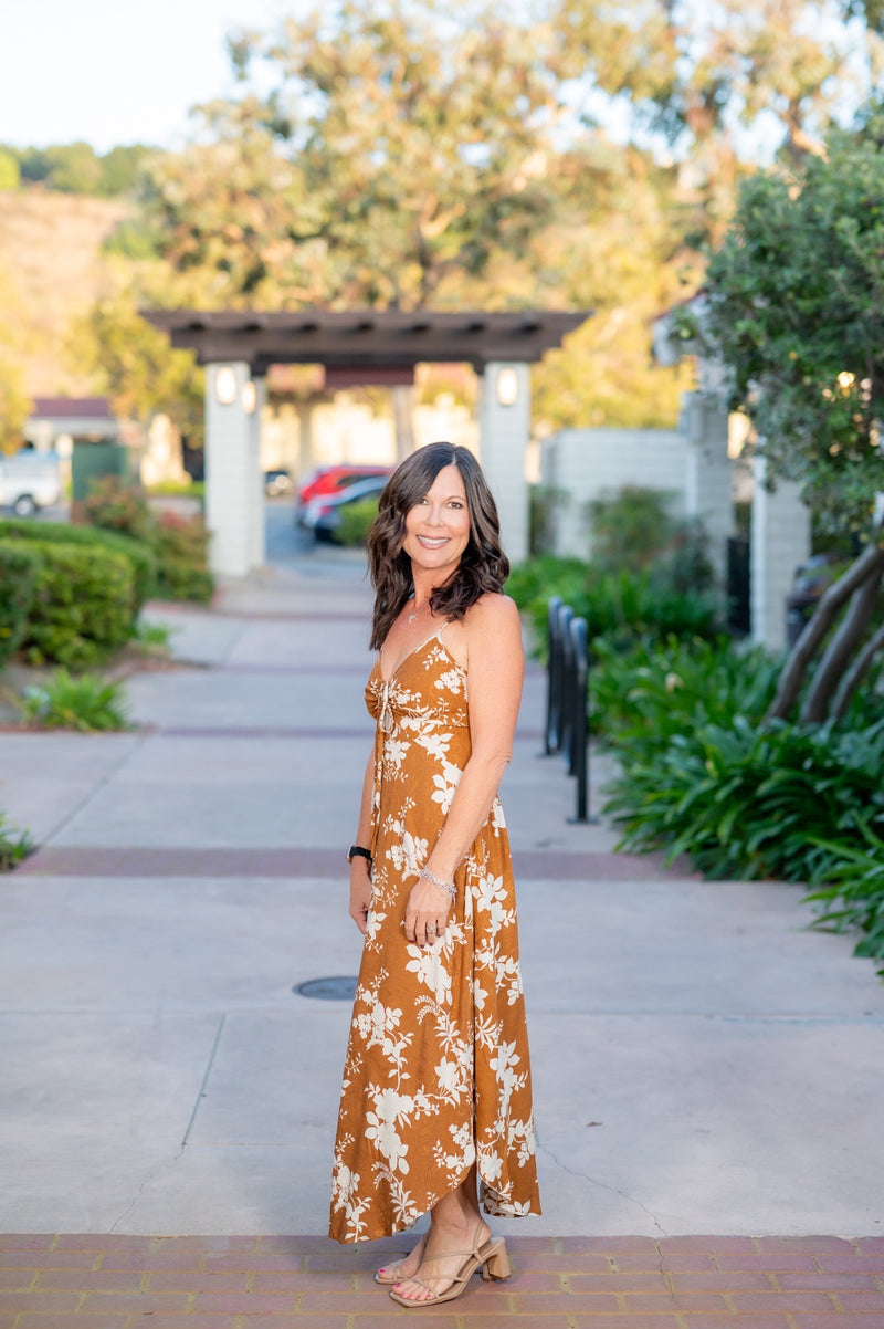 FLORAL PRINT RUCHED SLIP DRESS - CARAMEL