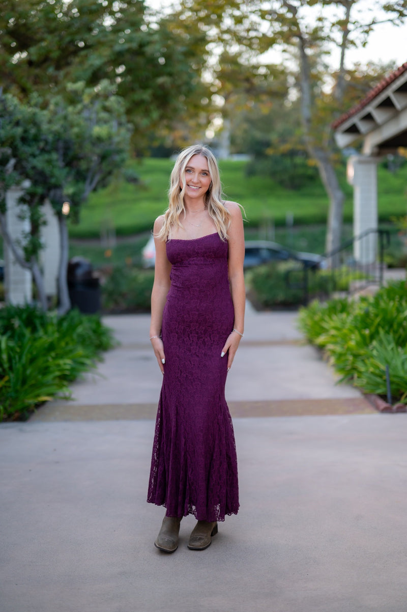 LACE SLIM FIT MAXI DRESS - PLUM
