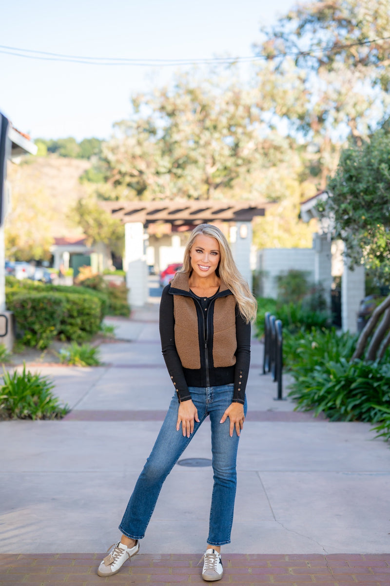 ELAN SHERPA VEST - DARK TAN