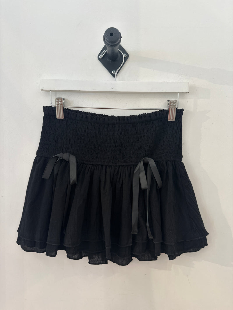 SMOCKED RUFFLE MINI SKIRT - BLACK