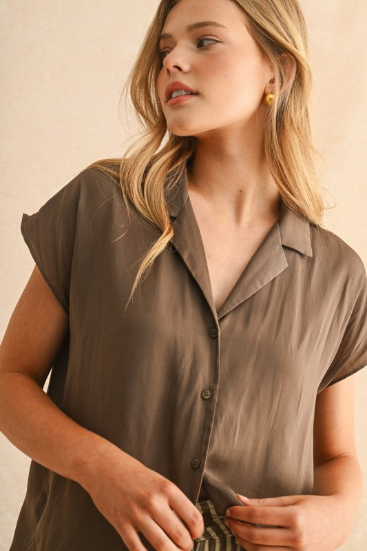 BUTTON DOWN CAP SLEEVE BLOUSE - COFFEE