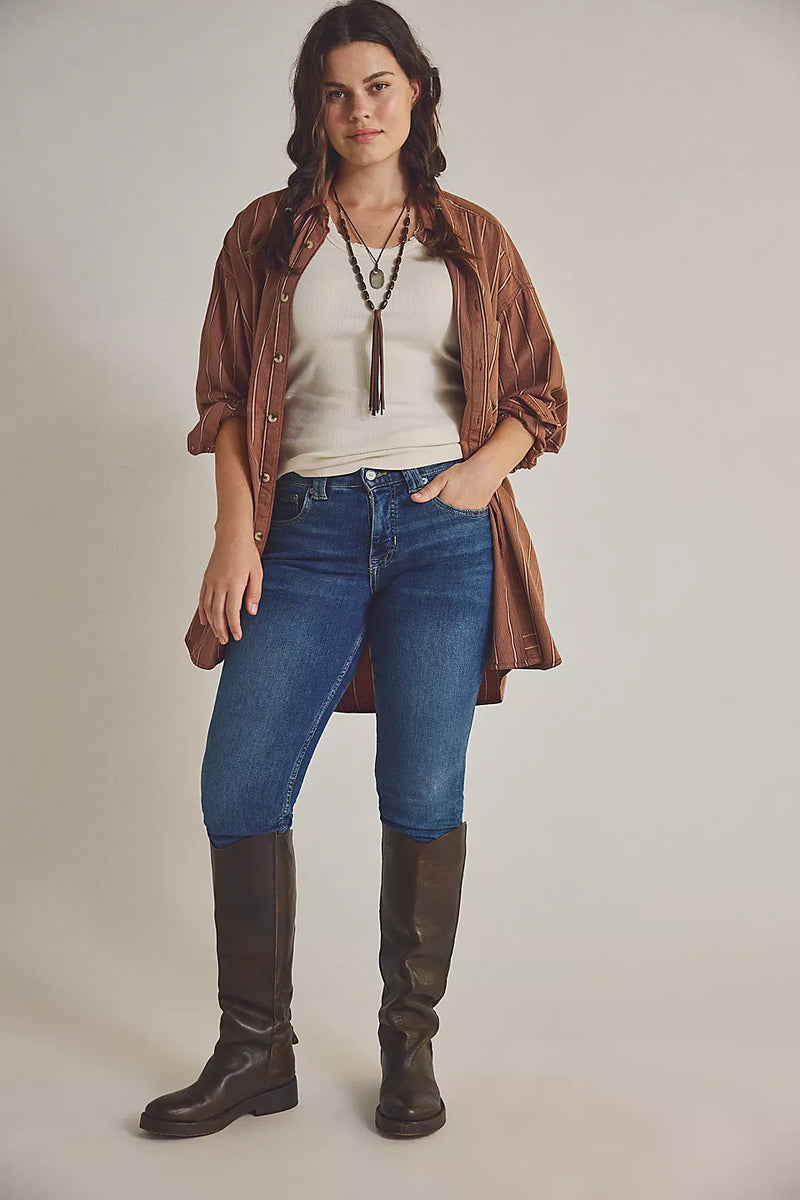 FREE PEOPLE ORACLE LOW RISE SLIM STRAIGHT JEANS - THE SKY'S THE LIMIT