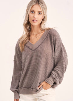 OVERSIZED V-NECK WAFFLE SWEATER - MOCHA