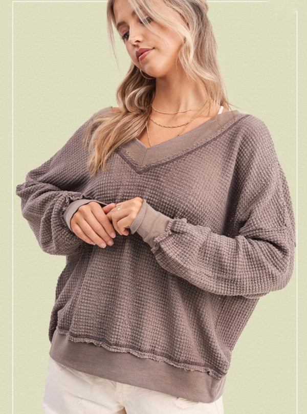 OVERSIZED V-NECK WAFFLE SWEATER - MOCHA